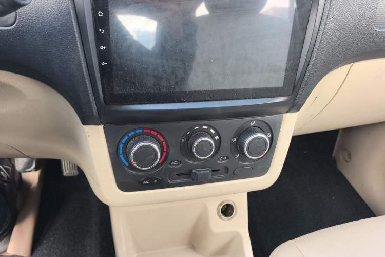 Used Dongfeng Fengon 360 2015 1.5L Manual Comfort II 7-Seater Audio And AC Panel