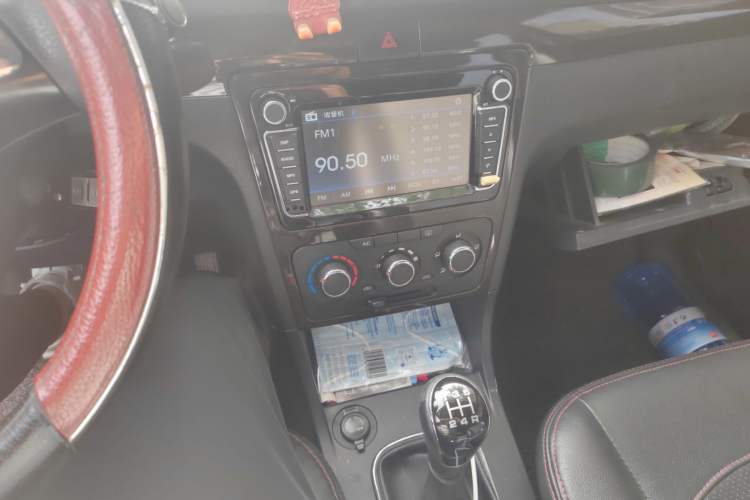 Used Dongfeng Fengon 360 2015 1.5L Manual Luxury 7-Seater China IV Standard Audio And AC Panel