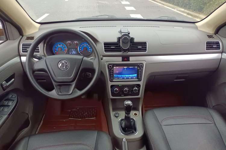 Used Dongfeng Fengon 360 2015 1.5L Manual Comfort 7-Seater China IV Standard Center Console