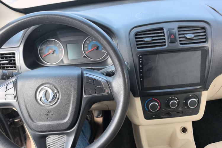 Used Dongfeng Fengon 360 2015 1.5L Manual Comfort II 7-Seater Center Console
