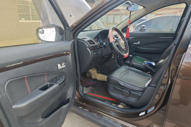 Used Dongfeng Fengon 360 2015 1.5L Manual Luxury 7-Seater China V Emission Standard Driver Seat