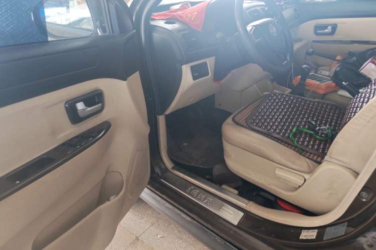 Used Dongfeng Fengon 360 2015 1.5L Manual Comfort II 7-Seater Driver Seat