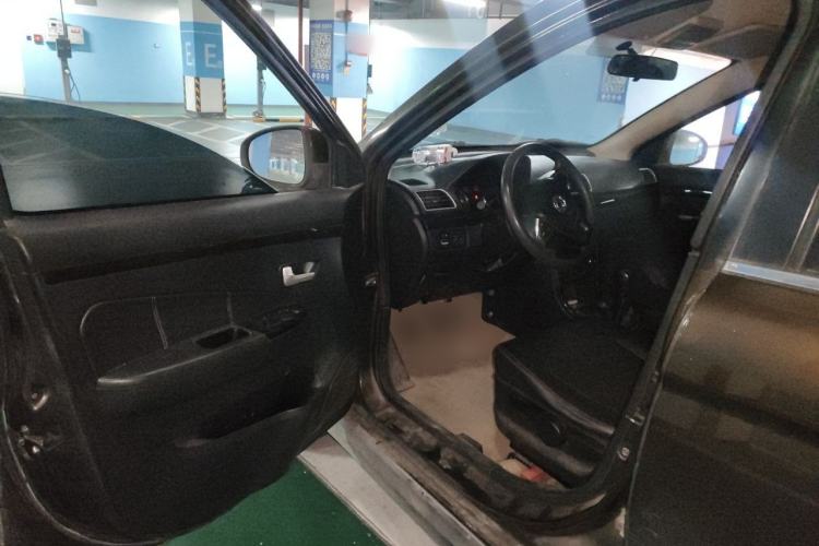 Used Dongfeng Fengon 360 2015 1.5L Manual Luxury 7-Seater China V Emission Standard Driver Seat