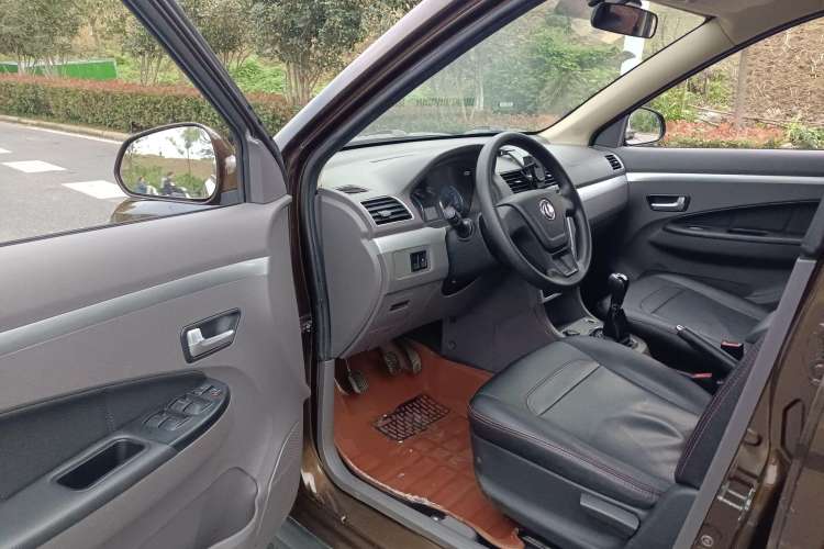 Used Dongfeng Fengon 360 2015 1.5L Manual Comfort 7-Seater China IV Standard Driver Seat