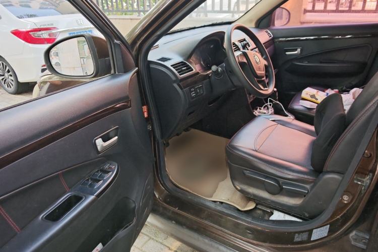 Used Dongfeng Fengon 360 2015 1.5L Manual Luxury 7-Seater China V Emission Standard Driver Seat