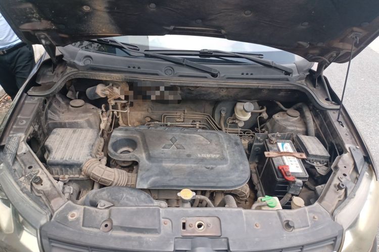Used Dongfeng Fengon 360 2015 1.5L Manual Luxury 7-Seater China V Emission Standard Engine Bay