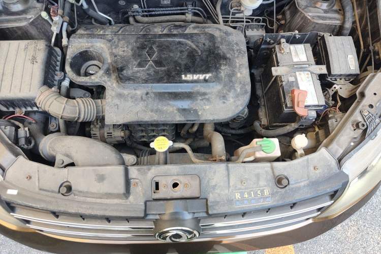 Used Dongfeng Fengon 360 2015 1.5L Manual Luxury 7-Seater China V Emission Standard Engine Bay
