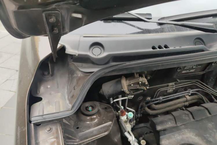 Used Dongfeng Fengon 360 2015 1.5L Manual Luxury 7-Seater China IV Standard Engine Bay Right