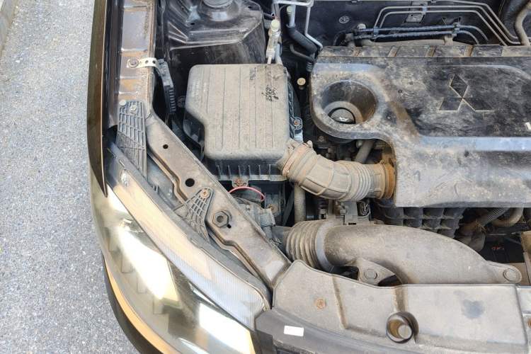 Used Dongfeng Fengon 360 2015 1.5L Manual Luxury 7-Seater China V Emission Standard Engine Bay Right