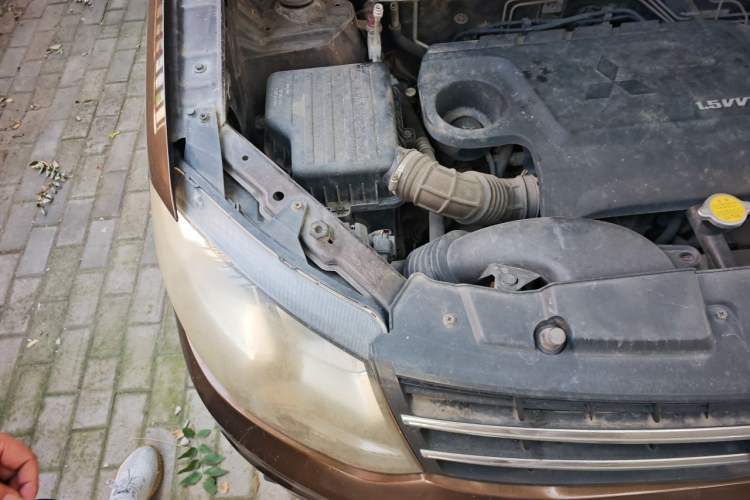 Used Dongfeng Fengon 360 2015 1.5L Manual Luxury 7-Seater China V Emission Standard Engine Bay Right