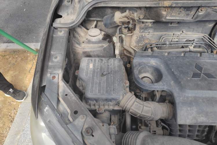 Used Dongfeng Fengon 360 2015 1.5L Manual Luxury 7-Seater China IV Standard Engine Bay Right