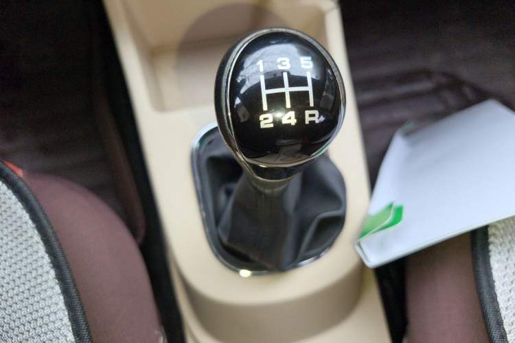 Used Dongfeng Fengon 360 2015 1.5L Manual Comfort II 7-Seater Gear Lever