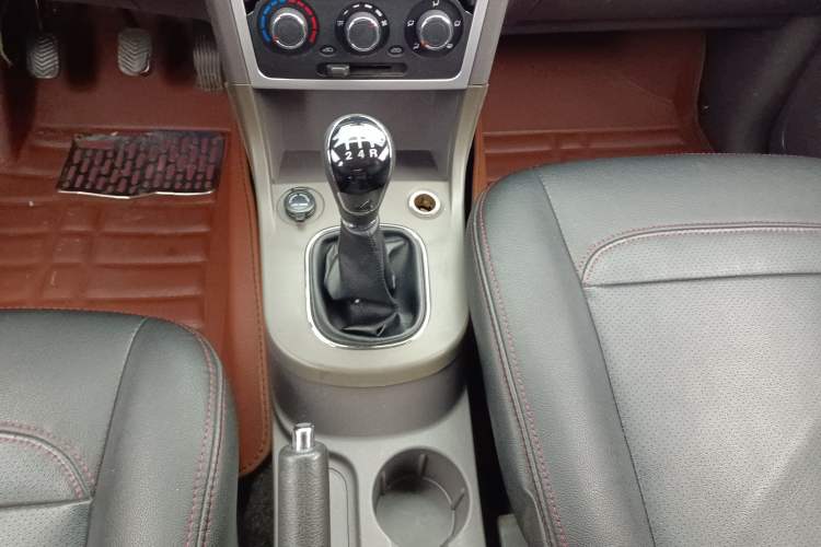 Used Dongfeng Fengon 360 2015 1.5L Manual Comfort 7-Seater China IV Standard Gear Lever