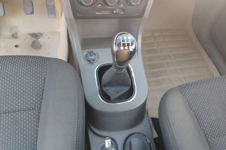 Used Dongfeng Fengon 360 2015 1.5L Manual Comfort 7-Seater China IV Standard Gear Lever
