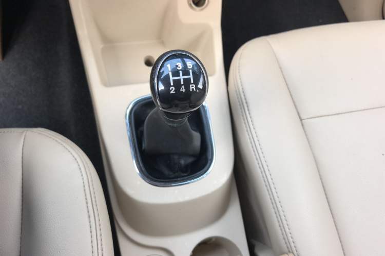 Used Dongfeng Fengon 360 2015 1.5L Manual Comfort II 7-Seater Gear Lever