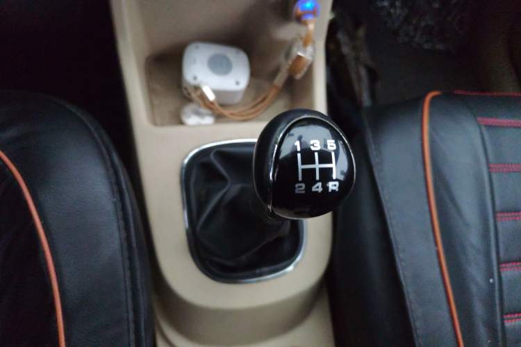 Used Dongfeng Fengon 360 2015 1.5L Manual Comfort II 7-Seater Gear Lever