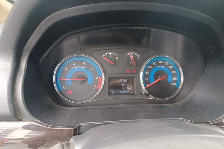 Used Dongfeng Fengon 360 2015 1.5L Manual Luxury 7-Seater China V Emission Standard Odometer Close Up