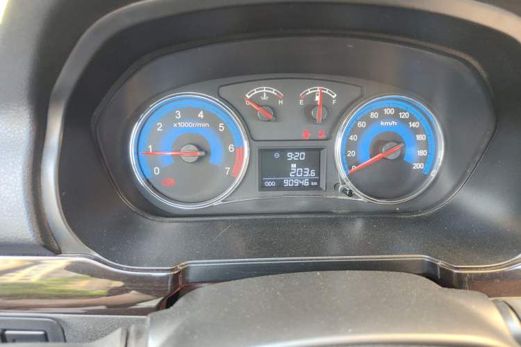 Used Dongfeng Fengon 360 2015 1.5L Manual Luxury 7-Seater China V Emission Standard Odometer Close Up