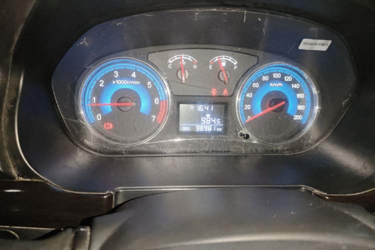 Used Dongfeng Fengon 360 2015 1.5L Manual Luxury 7-Seater China V Emission Standard Odometer Close Up
