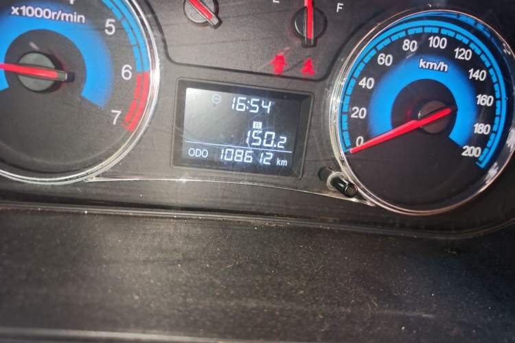 Used Dongfeng Fengon 360 2015 1.5L Manual Luxury 7-Seater China V Emission Standard Odometer Close Up