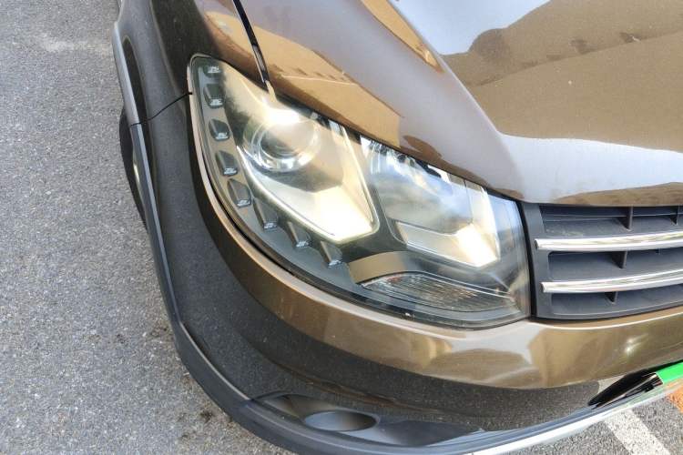 Used Dongfeng Fengon 360 2015 1.5L Manual Luxury 7-Seater China V Emission Standard Right Front Headlight