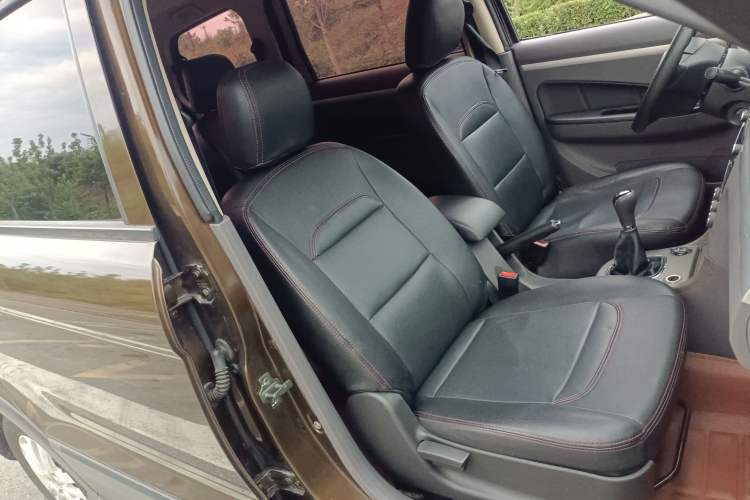 Used Dongfeng Fengon 360 2015 1.5L Manual Comfort 7-Seater China IV Standard Right Front Seat