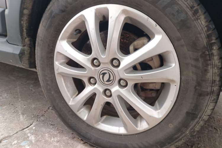 Used Dongfeng Fengon 360 2015 1.5L Manual Luxury 7-Seater China V Emission Standard Right Front Wheel Hub
