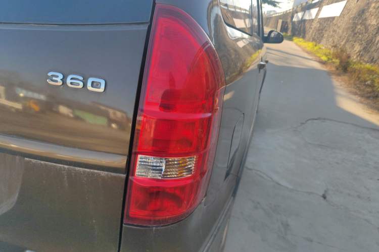 Used Dongfeng Fengon 360 2015 1.5L Manual Comfort 7-Seater China IV Standard Right Rear Taillight