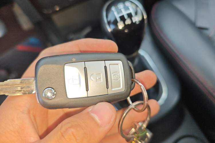 Used Dongfeng Fengon 360 2015 1.5L Manual Luxury 7-Seater China V Emission Standard Vehicle Key