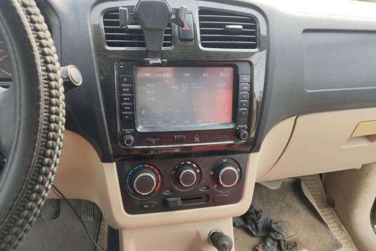 Used Dongfeng Fengon 360 2015 1.5L Manual Comfort II 7-Seater Audio And AC Panel