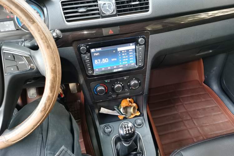 Used Dongfeng Fengon 360 2015 1.5L Manual Luxury 7-Seater China IV Standard Audio And AC Panel