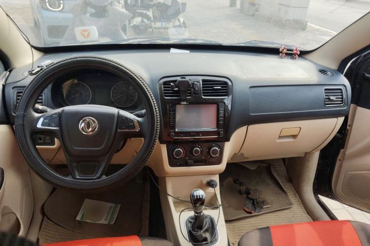 Used Dongfeng Fengon 360 2015 1.5L Manual Comfort II 7-Seater Center Console
