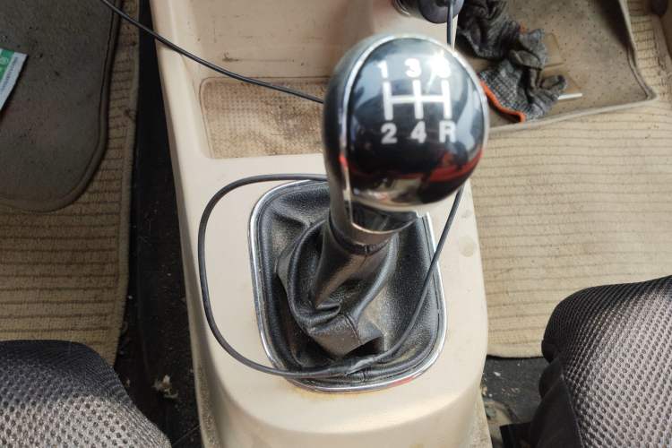 Used Dongfeng Fengon 360 2015 1.5L Manual Comfort II 7-Seater Gear Lever