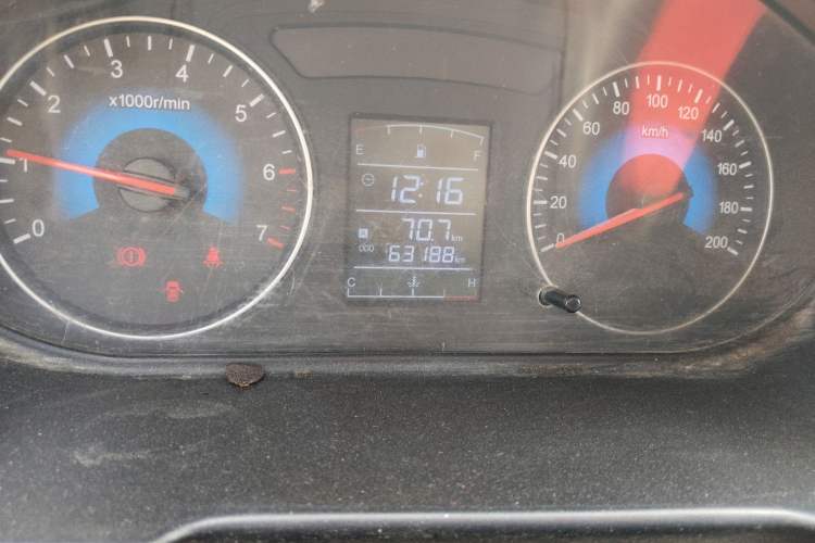 Used Dongfeng Fengon 360 2015 1.5L Manual Comfort II 7-Seater Odometer Close Up