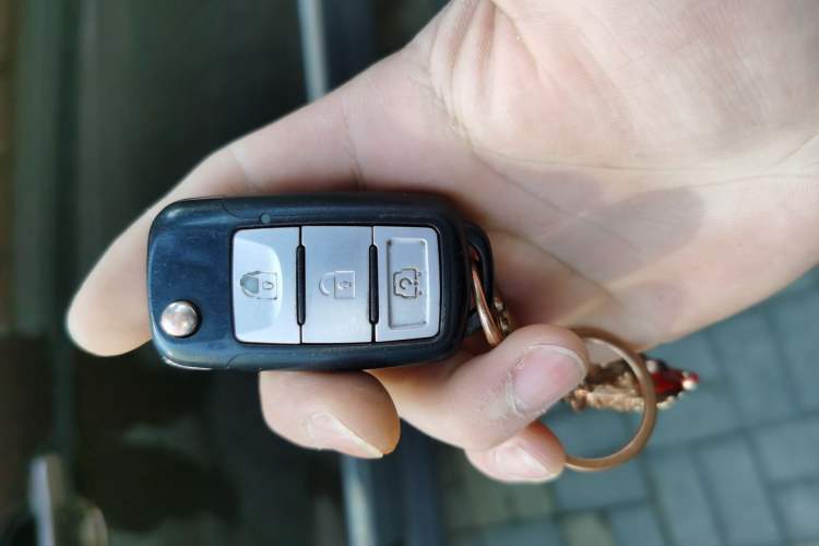 Used Dongfeng Fengon 360 2015 1.5L Manual Luxury 7-Seater China IV Standard Vehicle Key