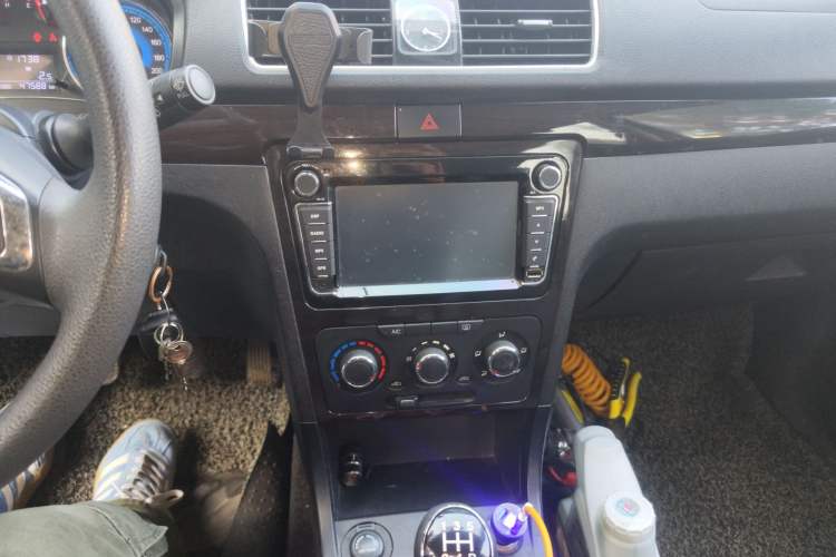 Used Dongfeng Fengon 360 2015 1.5L Manual Luxury Model 5 Seats China IV Standard Audio And AC Panel