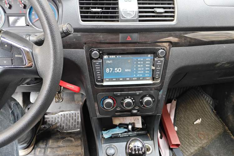 Used Dongfeng Fengon 360 2015 1.5L Manual Luxury 7-Seater China IV Standard Audio And AC Panel