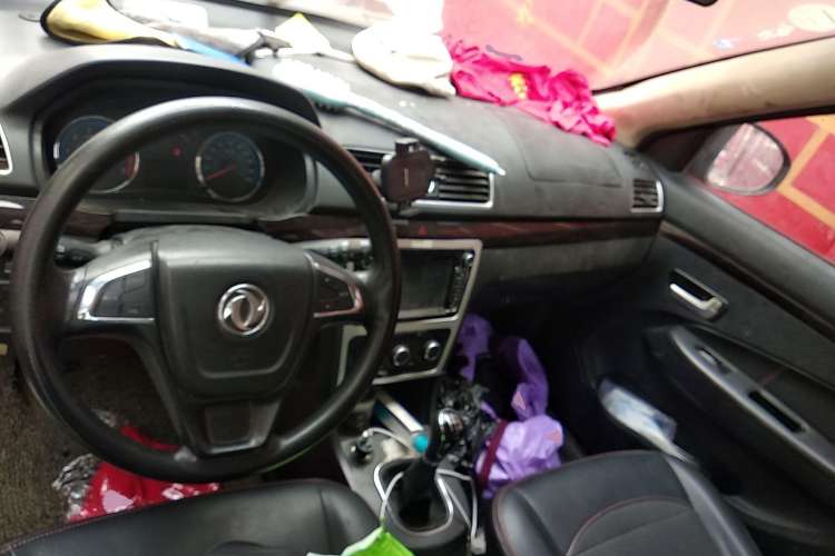 Used Dongfeng Fengon 360 2015 1.5L Manual Luxury 7-Seater China IV Standard Center Console