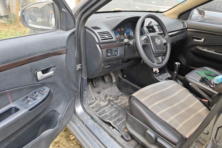 Used Dongfeng Fengon 360 2015 1.5L Manual Luxury 7-Seater China IV Standard Driver Seat
