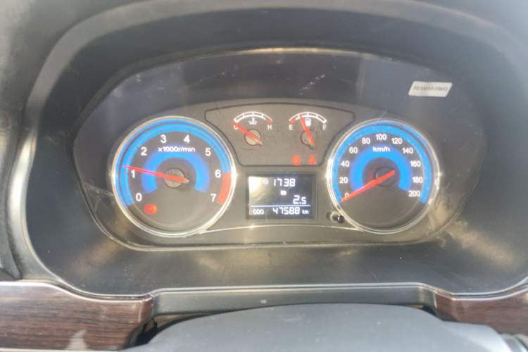 Used Dongfeng Fengon 360 2015 1.5L Manual Luxury Model 5 Seats China IV Standard Instrument Cluster
