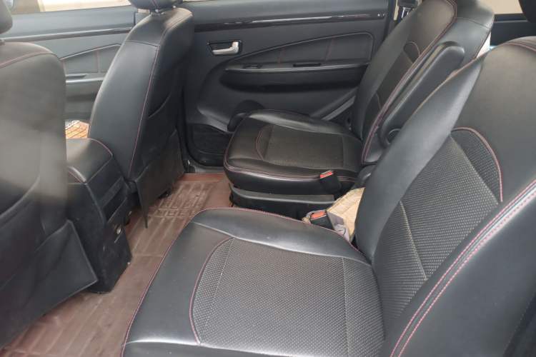 Used Dongfeng Fengon 360 2015 1.5L Manual Luxury 7-Seater China IV Standard Interior 1