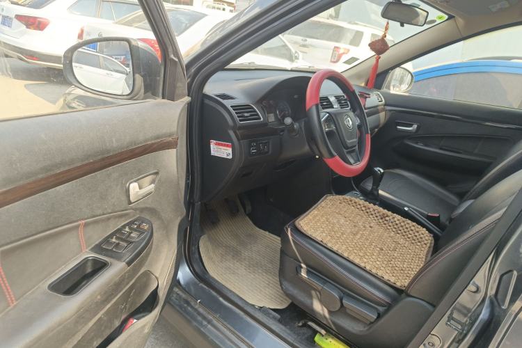 Used Dongfeng Fengon 360 2015 1.5L Manual Luxury 7-Seater China IV Standard Interior 3