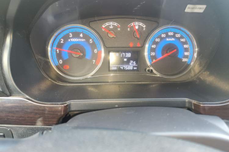 Used Dongfeng Fengon 360 2015 1.5L Manual Luxury Model 5 Seats China IV Standard Odometer Close Up