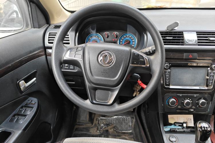 Used Dongfeng Fengon 360 2015 1.5L Manual Luxury 7-Seater China IV Standard Steering Wheel