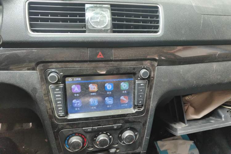 Used Dongfeng Fengon 360 2015 1.5L Manual Luxury 7-Seater China V Emission Standard Audio And AC Panel