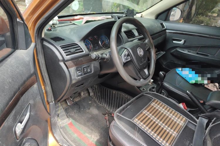 Used Dongfeng Fengon 360 2015 1.5L Manual Luxury 7-Seater China V Emission Standard Driver Seat