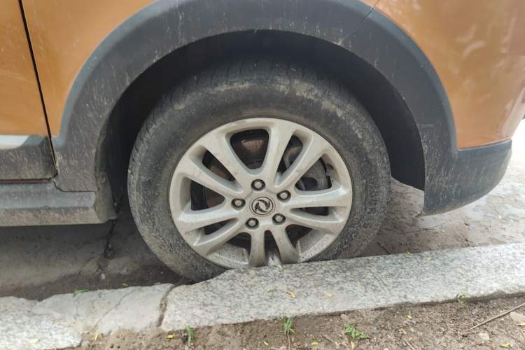 Used Dongfeng Fengon 360 2015 1.5L Manual Luxury 7-Seater China V Emission Standard Right Front Wheel Hub