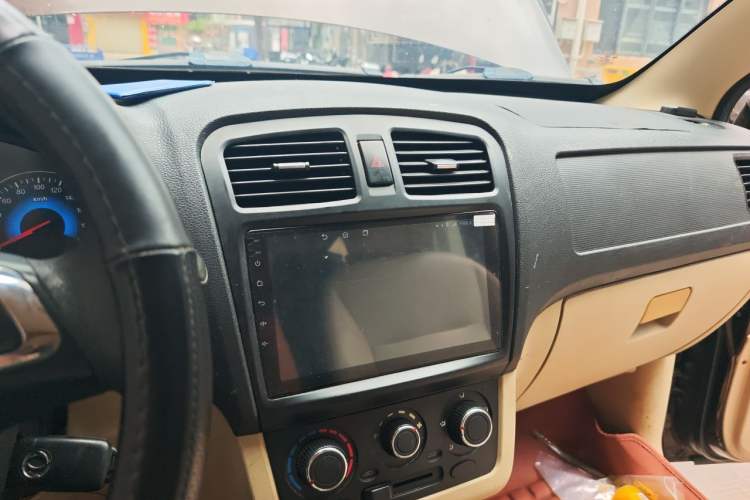 Used Dongfeng Fengon 360 2015 1.5L Manual Luxury 7-Seater China V Emission Standard Audio And AC Panel