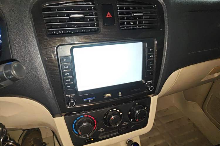 Used Dongfeng Fengon 360 2015 1.5L Manual Comfort II 7-Seater Audio And AC Panel