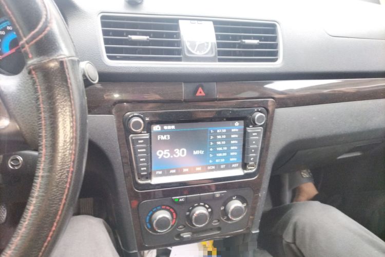 Used Dongfeng Fengon 360 2015 1.5L Manual Luxury 7-Seater China IV Standard Audio And AC Panel